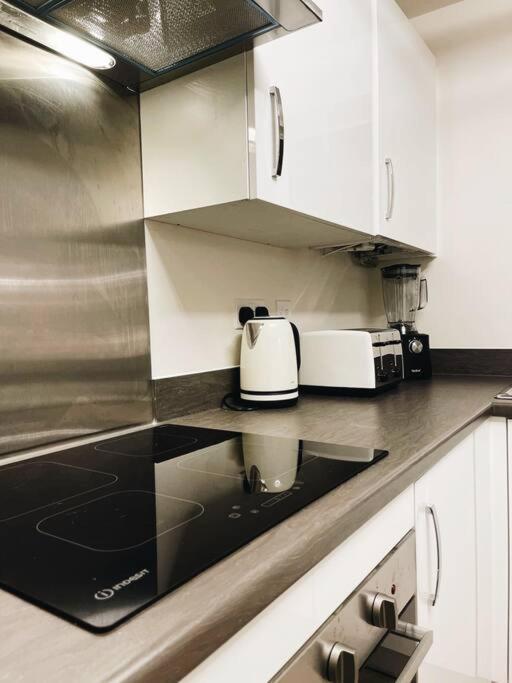 Stunning Private Room In A Home - Bathroom & Parking! Salford  Dış mekan fotoğraf