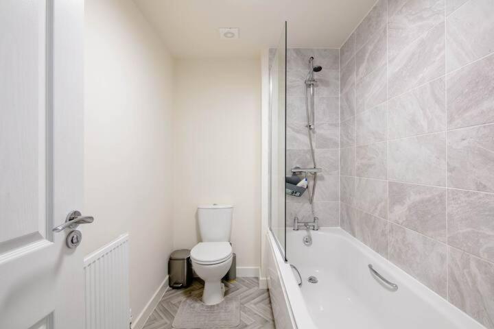 Stunning Private Room In A Home - Bathroom & Parking! Salford  Dış mekan fotoğraf